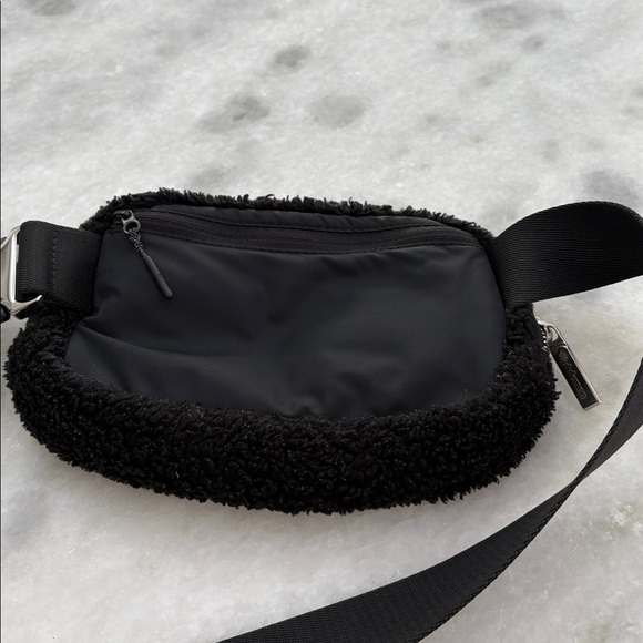 Lululemon Belt Bag in Black Sherpa - Picture 4 of 5